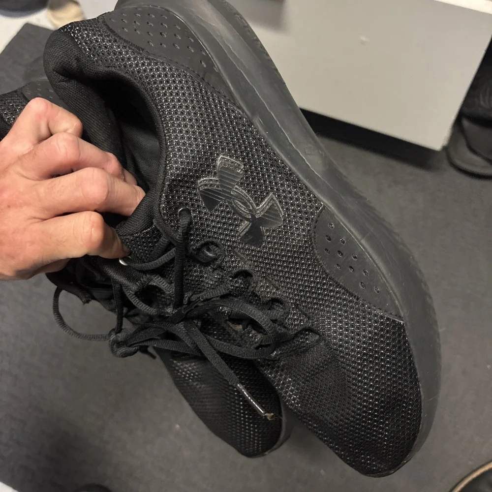 under armour 3027000-002 Size 14
